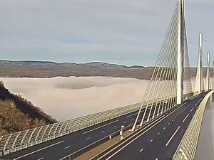 A75 : prudence si vous empruntez le viaduc de Millau, le brouillard impacte sérieusement la visibilité ce lundi