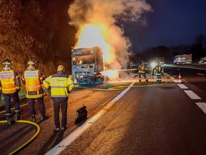"J'ai juste eu le temps de sauter de la cabine en feu" : un poids lourd transportant des panneaux photovoltaïques s'embrase sur l'autoroute