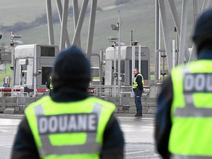 A75 - Le mur de palettes aura fini par céder : un camion allemand et sa géante marchandise interrompus en Aveyron