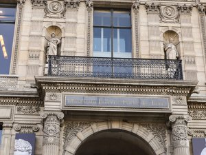 Cambriolage du Louvre : caméras consultées trop tard, policiers dirigés dans la mauvaise direction, ces dysfonctionnements successifs qui ont facilité la tâche des voleurs
