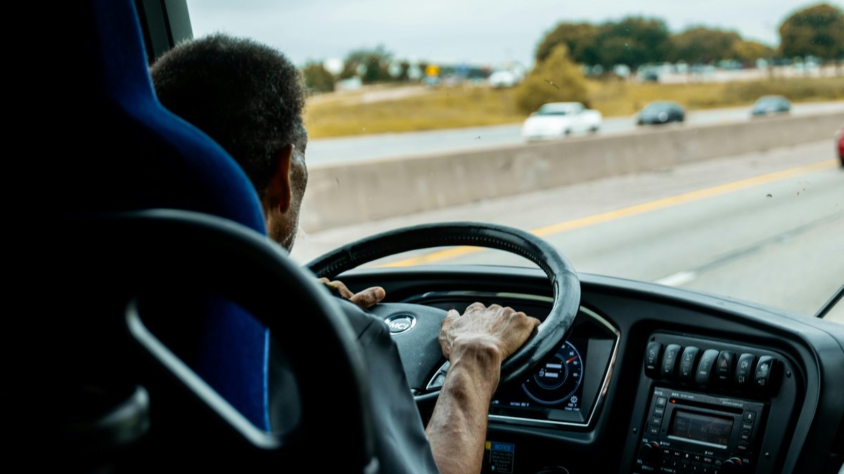 Le chauffeur de car trouve la force de s’arrêter pour sauver les lycéens qu’il transportait, et meurt d’un malaise cardiaque au bord de la route