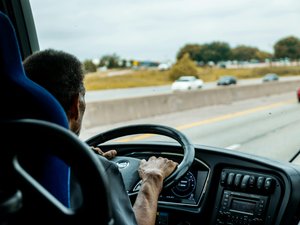 Le chauffeur de car trouve la force de s'arrêter pour sauver les lycéens qu'il transportait, et meurt d'un malaise cardiaque au bord de la route