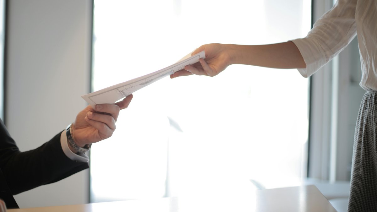 Improbable mais vrai : une salariée virée car elle arrivait trop souvent en avance au travail, la justice donne raison à l’entreprise