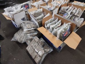 Le fourgon transportait des serviettes en papier sur l'autoroute A75 en Aveyron, avec une surprise en dessous : 30 mois de prison ferme pour le conducteur