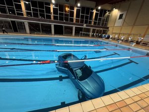 VIDÉO. "À la suite d'une mauvaise manoeuvre..." : une voiture transportant une femme et sa fille de 5 ans finit au fond d'une piscine municipale