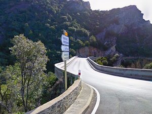 Elle tue son compagnon à coups de carabine et jette son corps d'un pont avec l'aide de son père