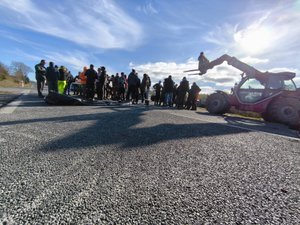 "Si on respecte le protocole, la maladie va s'arrêter" : FDSEA et JA bloquent la RD911 en Aveyron pour leur première mobilisation autour de la dermatose nodulaire