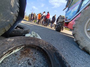 Pas de drapeaux? "On l'a fait exprès" : la FDSEA de retour en piste sur la dermatose nodulaire contagieuse, la RD911 bloquée en Aveyron