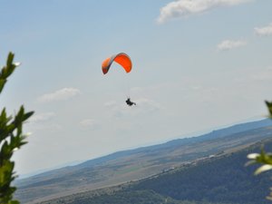 Un parapentiste de 56 ans gravement blessé, découvert 100 mètres en dessous de l'aire de décollage : il a été héliporté en urgence absolue