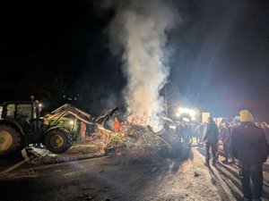 Un drame évité de peu sur le barrage des agriculteurs sur la RN88 : une voiture à contresens percute une remorque, "tout le monde a en tête l'accident à Pamiers"