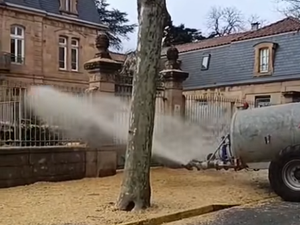 VIDÉOS. Dermatose nodulaire contagieuse : la Coordination rurale investit le centre de Millau et arrose la sous-préfecture