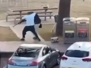 Fusillade lors d'une fête juive à Sydney : 43 ans, vendeur de fruits, blessé par balles, ce que l'on sait du héros qui a désarmé un tireur