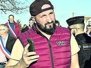 Dermatose nodulaire : "Cette fois-ci, on joue 'gros bras'", prévient Jérôme Bayle, à la tête du mouvement des Ultras de l'A64