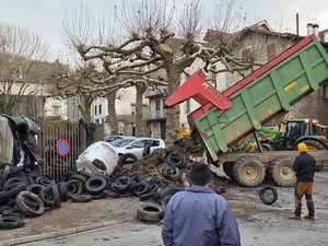 Dermatose nodulaire : après Rodez et Millau, les agriculteurs déversent du fumier au pied de cette sous-préfecture de l'Aveyron