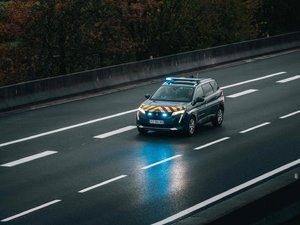 Il provoque un accident, prend la fuite à pied sur l'autoroute et se bat avec les gendarmes sur la bande d'arrêt d'urgence