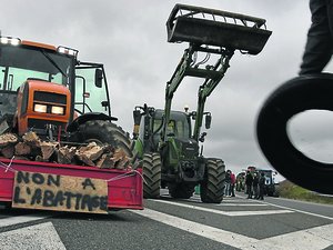 Dermatose nodulaire : le barrage sur la RN88 devient le "QG", mobilisation à Villefranche et Laguiole, réactions, la colère agricole continue de s'étendre en Aveyron