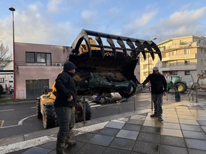 DIRECT. Dermatose nodulaire : la colère ne faiblit pas, opération coup de poing à Rodez