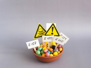 Ils provoquent des cancers et des troubles de toute nature : voici où se trouvent les 10 additifs alimentaires à éviter absolument