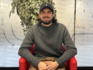 VIDÉO. "J'avais vraiment besoin de sentir que c'était moi qui faisais les choses à 100 %" : Lombre dévoile son nouveau titre "Merci"