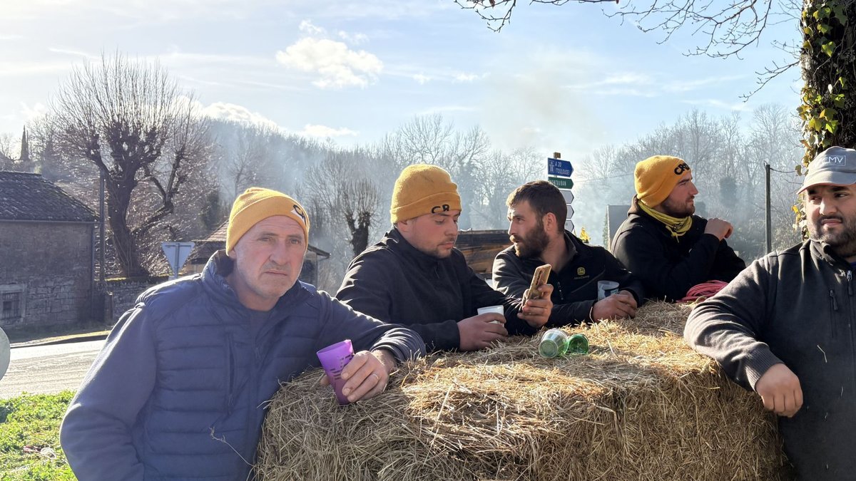 Dermatose nodulaire : dans le Villefranchois, les agriculteurs libèrent le rond-point du Mas de Souyri mais continuent le combat