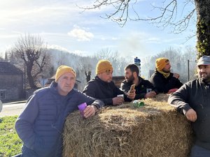 Dermatose nodulaire : dans le Villefranchois, les agriculteurs libèrent le rond-point du Mas de Souyri mais continuent le combat