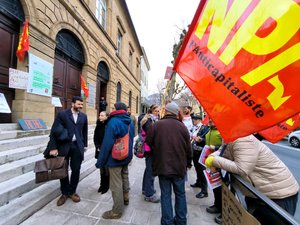 Pancarte avec l'inscription "mACABre" lors d'une manifestation en Aveyron : deux personnes relaxées par le tribunal
