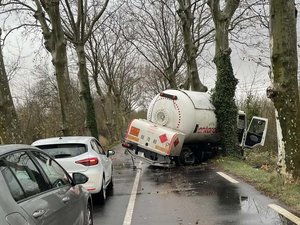 Le pneu d'un camion-citerne transportant 3 400 litres de propane éclate, le poids lourd finit encastré entre deux platanes