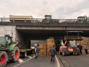 "Nous ne tolérerons plus de nouveaux blocages" : le gouvernement invite fermement les agriculteurs à "une trêve de Noël", vont-ils obéir ?