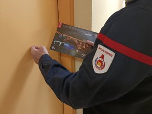 Elle insulte et crache sur deux pompiers venus pour leur calendrier 2026, réserve le même sort aux policiers et récolte 8 mois de prison