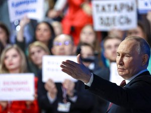 "Olechka, épouse-moi" : un journaliste fait sa demande en mariage face à Vladimir Poutine... et invite le président russe à la cérémonie !