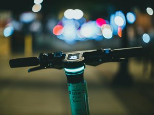 "Sans casque et sans gilet fluorescent", un agent municipal décède après un accident de trottinette