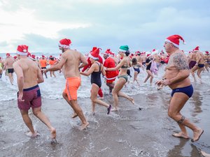 VIDÉO. Pour sa 41e édition, le grand bain de Noël de Valras-Plage a failli perdre un de ses participants
