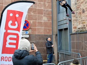 "Tous sur le toit de la mairie de Rodez !" : lLa descente en rappel organisée par la MJC a fait le plein pour célébrer Noël