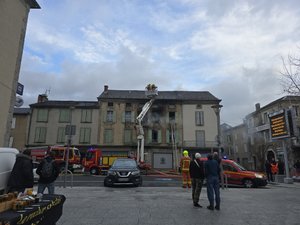 Des pompiers qui font leur jogging voient un retraité coincé chez lui par un incendie, ils vont tout tenter pour le sauver mais en vain