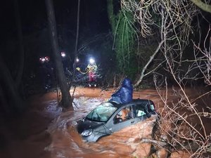 C'était interdit de passer par là : il se retrouve coincé sur le toit de sa voiture au milieu d'un ruisseau en furie