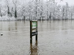 Après la neige, les inondations : à Rodez, l'accès aux berges de Layoule fermé au public en raison de la montée des eaux