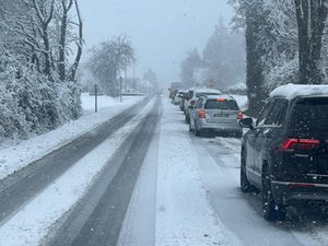 Épisode de neige en Aveyron : un camion bloqué sur la déviation de la RN88 mise en place en direction d'Albi, embouteillage monstre autour de Baraqueville