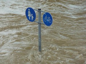 Intempéries : l'eau monte "jusqu'à mi-portière", une femme de 35 ans et son bébé piégés en voiture dans le Tarn