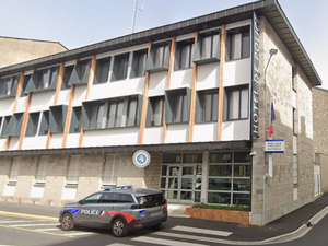 Il sème la zizanie au commissariat face aux policiers qui avaient embarqué son copain qui avait cassé la vitre d'un commerce