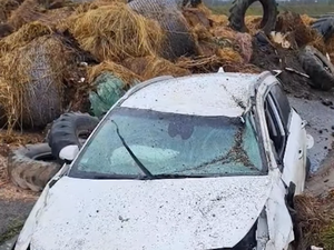 VIDÉOS. Il ne voit pas les "restes" d'un barrage d'agriculteurs en Occitanie et explose sa voiture sur les bottes de paille