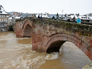 Neige, crues et "naufragés de la route" en Aveyron : Espalion se relève d'une nuit d'intempéries