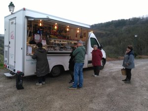 Des routes de Pékin Express à celles enneigées de l'Aveyron : l'ancienne candidate trace toujours la route... dans une épicerie ambulante
