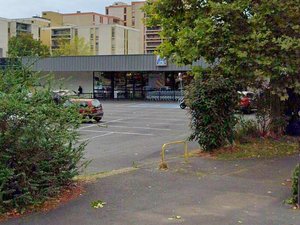 Ils attendaient de braquer le supermarché cachés derrière des buissons, mais pas très bien cachés...