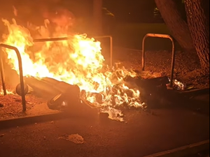 VIDÉO. Il avait les poches bourrées de briquets et les essayait en mettant le feu aux poubelles de cette ville d'Occitanie