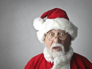 Elle n'a pas pu résister : le père Noël kidnappé par une septuagénaire dans le Cantal !