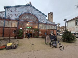Au coeur de la cité, les halles, le ventre bien rempli du centre-ville de Millau