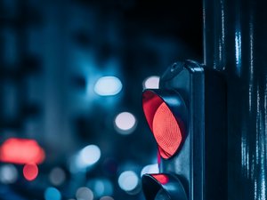 Arrêtée au feu rouge, elle refuse les avances de trois hommes : la femme de 18 ans se fait tabasser à coups de matraque