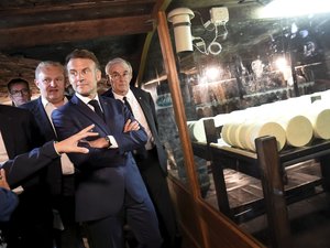 2025 dans le rétro : Emmanuel Macron accueilli comme un roi dans les caves de Roquefort pour les 100 ans de l'AOP