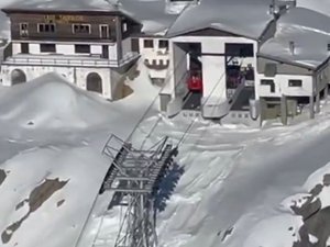 VIDÉOS. Les vacances virent à l'angoisse : 12 blessés dans un accident de téléphérique, une centaine de skieurs restent bloqués et sont évacués en hélicoptère