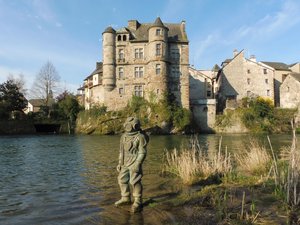 Épisode de crues en Aveyron : la statue du scaphandrier a-t-elle été emportée par les eaux à Espalion ?